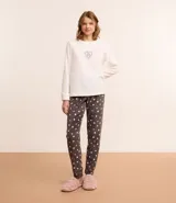 Conjunto de pijama largo confeccionado en fleece, compuesto por una blusa de manga larga con bordado de gatito comiendo pizza y un pantalón con cintura elástica y estampado de lunares.