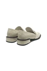 Mocasín color crema con textura símil piel de reptil, capellada, forro y plantilla 100% de cuero.