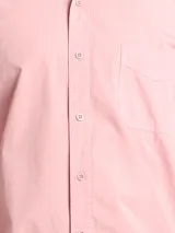 Camisa de manga larga color gris oscuro, confeccionada en algodón, con cuello clásico, cierre frontal con botones, bolsillo de parche en el pecho y corte clásico.