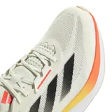 Championes de running Adidas modelo Duramo Speed, color beige con detalles en negro y naranja. Presentan una parte superior de malla transpirable, amortiguación Lightstrike en la entresuela y suela de goma resistente.
