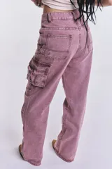 Pantalón denim cargo color rosa, de tiro medio y corte holgado.