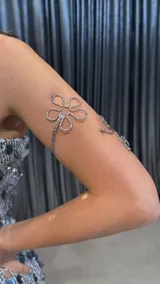 Brazalete plateado para el brazo con forma de flor.