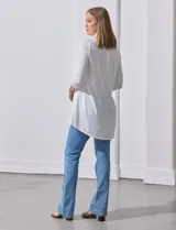 Camisola azul de manga tres cuartos, marca Rio & Rian. Cuello con solapa y abertura central con botones. Manga con detalle fruncido.