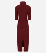 Vestido midi de color marrón, confeccionado en tejido de poliéster con elastano. Presenta un diseño ajustado al cuerpo, cuello alto, mangas 3/4 y una abertura trasera en el bajo para mayor movilidad. Incluye un cinturón fino del mismo tono.