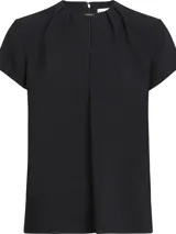 Blusa negra de poliéster reciclado con mangas cortas, cuello redondo, cierre con cremallera en la espalda y abertura en la parte delantera con barra metálica.