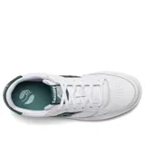 Championes Saucony Jazz Court de cuero blanco con detalles en verde oscuro, suela de goma color caramelo y logo lateral con perforaciones.