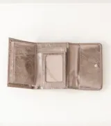 Billetera tipo sobre color beige claro con textura de cocodrilo (crocco) y cierre de solapa con broche metálico plateado con el diseño de una flor de lis.