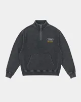Buzo tipo half zip de algodón con efecto acid wash, cuello alto con cierre, mangas largas y puños y cintura de rib. Presenta un gran estampado en la espalda con diseño de calavera y texto.