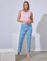 Pantalón de gabardina elastizada con estampado floral multicolor, marca Zac & Rachel. Modelo recto con pretina ancha elastizada.