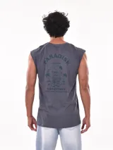 Musculosa gris con estampado frontal con la palabra "Paradise" en verde.