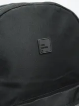 Mochila Forum Active con estampado tie-dye en blanco y negro, con un compartimento principal grande con cierre, un compartimento frontal pequeño con cierre y un bolsillo lateral abierto con elástico.