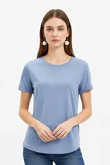 Remera de manga corta color blanco con cuello redondo y dobladillo redondeado.