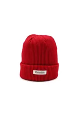Gorro tipo beanie de tejido acanalado en color rojo, con vuelta y etiqueta frontal con la marca Pimentón.