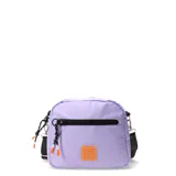 Cartera Miss Carol modelo Parry, tamaño mediano, color lila con cierre frontal negro y tiradores de cordón blanco y negro con detalles naranjas. Incluye correa de tela negra ajustable y logo de la marca en naranja en el frente.