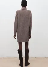 Vestido corto de punto color marrón, de corte recto, con cuello vuelto y manga larga.