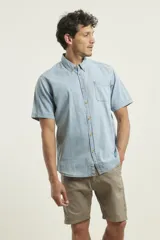 Camisa de jean celeste de manga corta con cuello abotonado y bolsillo en el pecho.