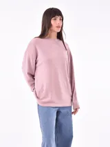 Buzo de punto color marrón claro, de corte holgado y mangas largas.