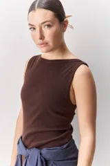 Top de tejido acanalado con cuello bote y calce al cuerpo, color blanco.