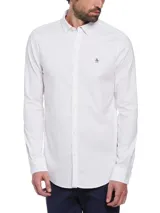 Camisa blanca de corte slim fit, cuello abotonado y mangas largas. Tiene un pequeño logo bordado en el pecho.