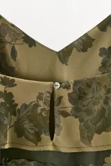 Top de tirantes finos en mezcla de viscosa, con escote en pico, tejido en superposición y detalle de cintura ajustable con lazada, con estampado floral en tonos verde militar y tostado.