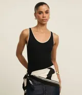 Musculosa ajustada de tejido rib negro, con escote en U y ribetes contrastantes blancos en el escote y los breteles.