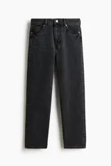 Jean tobillero de cinco bolsillos en denim con leve stretch, de pierna recta, cintura de tiro alto y cierre con botón. Presenta un corte ajustado desde la cadera hasta el muslo, con un diseño ligeramente más ceñido en el bajo.