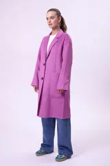 Tapado de lana color fucsia, con solapas clásicas, cierre frontal de dos botones y bolsillos laterales amplios. Diseño de corte recto y largo medio.