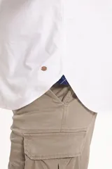 Camisa celeste de manga larga con cuello abotonado y corte clásico.