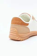 Zapatillas urbanas de estilo deportivo, modelo Paddock Pols, confeccionadas en combinación de tonos beige y blanco, con suela de goma estructurada.