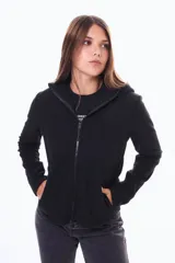 Campera de micropolar color negro, con cierre frontal completo, capucha y bolsillos laterales.