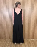 Vestido largo marrón de corte holgado, sin mangas y con escote en V.