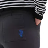 Pantalón de corte recto color gris oscuro, con bolsillos laterales y traseros. Cierre frontal con botón y cremallera. Diseño de la colaboración Vans X Breana Geering Skate.
