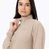 Polar de media cremallera Merrell, confeccionado en microfleece de poliéster reciclado. Presenta cuello alto, mangas largas con puños elásticos y logo de la marca bordado en el pecho.