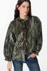 Camisa de manga larga confeccionada en terciopelo con acabado arrugado. Presenta cuello clásico, cierre frontal con botones y puños abotonados.