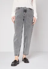 Pantalón de jean gris de tiro alto, corte recto y tobillos ajustados.