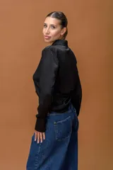 Body tipo camisa de seda con cuello clásico, cierre frontal de botones y mangas largas con puños abotonados. Diseño entallado que garantiza un ajuste perfecto.