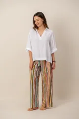 Pantalón ancho estampado a cuadros multicolor, con cintura elástica y cordón ajustable. Cuenta con bolsillos laterales.