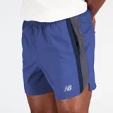 Short de running azul con logo de New Balance en la pierna.