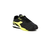 Championes de fútbol Diadora, modelo Tifosi Tf Teen, color negro con detalles en amarillo flúor.