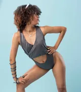 Traje de baño enterizo negro con escote halter y abertura en la zona abdominal.