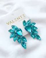 Aros colgantes con forma de abanico, compuestos por múltiples cristales facetados color turquesa engarzados en metal plateado.