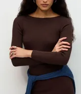 Vestido midi de punto acanalado en color marrón chocolate, con cuello barco y mangas largas. Presenta un corte ajustado al cuerpo y una textura de malla fina.