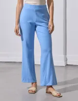 Pantalón blanco de tejido suave, corte ancho y pretina elastizada.