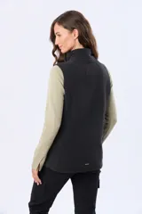 Chaleco polar de alta densidad en color azul marino, con cierre frontal completo, cuello alto y bolsillos laterales con cierre. Presenta un diseño funcional y versátil ideal para usar en capas.