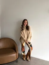 Pantalón de corte oxford con estampado geométrico abstracto en tonos marrones, beige y negro. Presenta una silueta ajustada en la parte superior y acampanada en el ruedo.