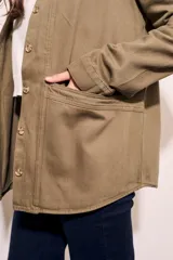 Sobrecamisa verde oliva de algodón con cuello clásico, cierre frontal con botones, bolsillos de parche en el pecho y corte recto.