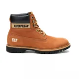 Bota Caterpillar Colorado color ocre, de cuero nobuck, con cuello acolchado en cuero negro, cordones redondos y suela de goma negra.