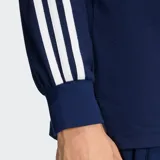 Polo de rugby Adidas de manga larga, color azul marino con cuello y botones blancos. Presenta las icónicas tres tiras blancas en los hombros y mangas, y el logo del trifolio bordado en el pecho.