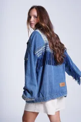 Campera de jean celeste con bordado de flores, tachas y flecos azules.