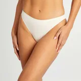 Pack de dos braguitas brasileñas color beige con borde de puntilla.